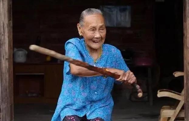 [微风]1939年，长沙会战，女兵银金花突围时被日军包围，眼看敌人一拨一拨靠近，