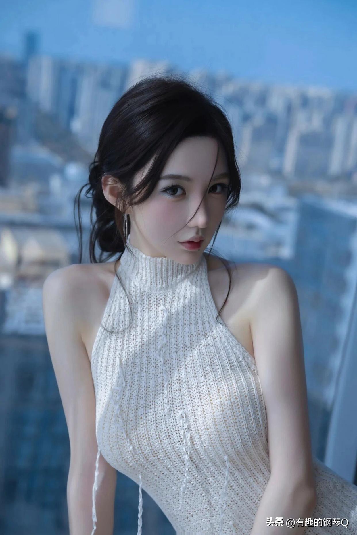 我喜欢你是寂静的
仿佛你消失了一样
你从远处聆听我
我的声音却无法触及你
美女的