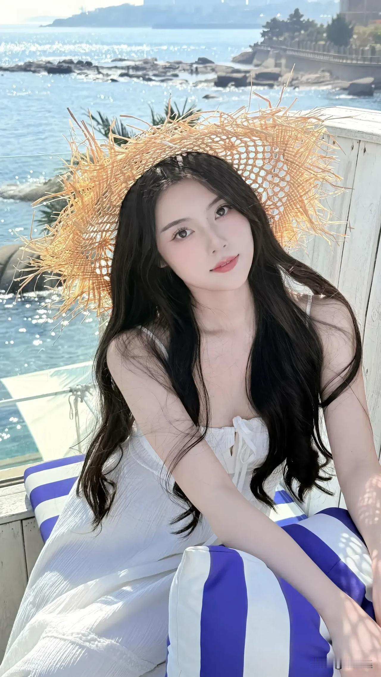 海边度假风，白色连衣裙搭配草编帽，享受阳光与海风