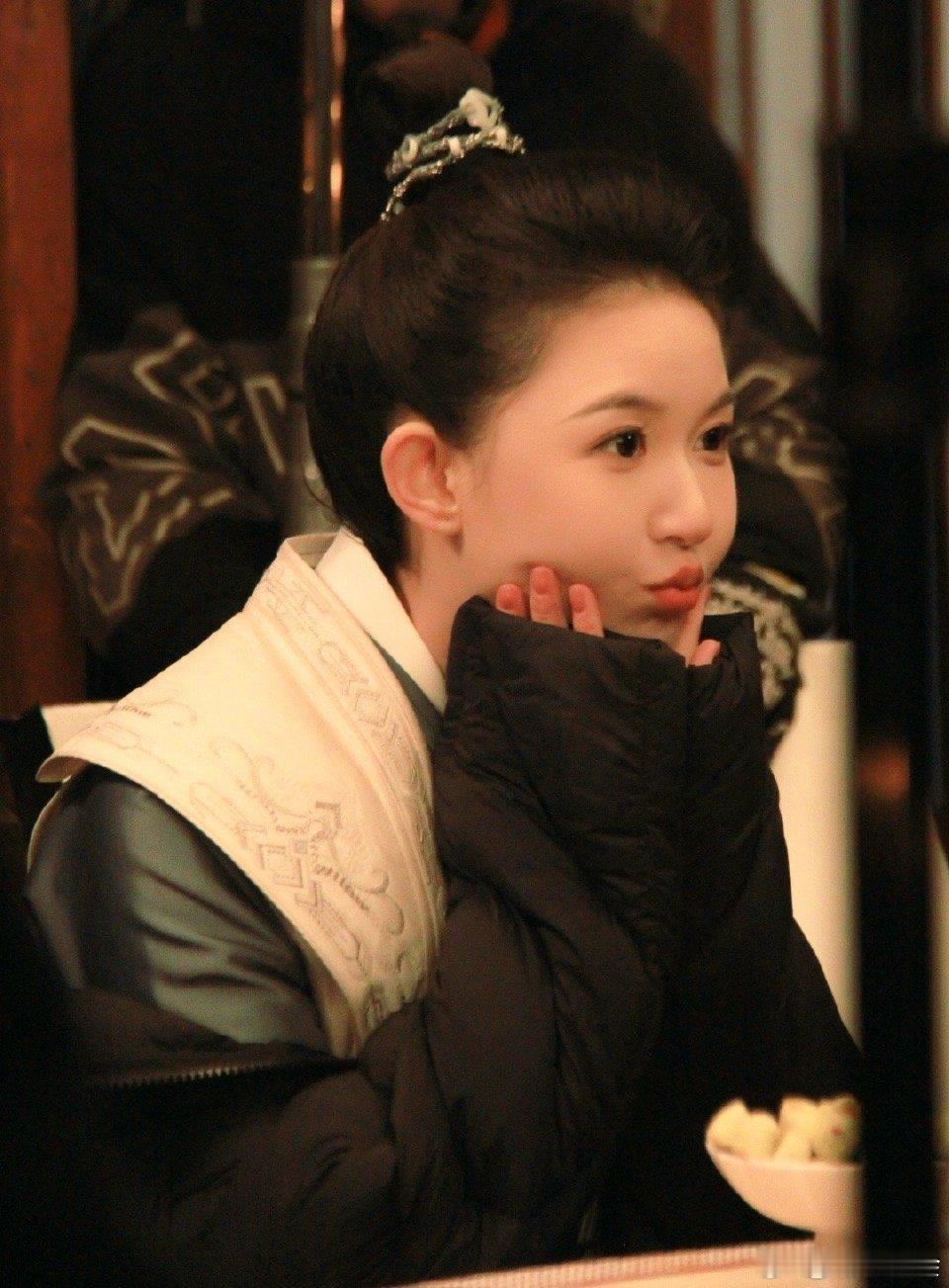 季美含演我暴富生活天天有囍开播赏黄金跟发红包似的，逛市集买新衣服不手软，还冲去澜