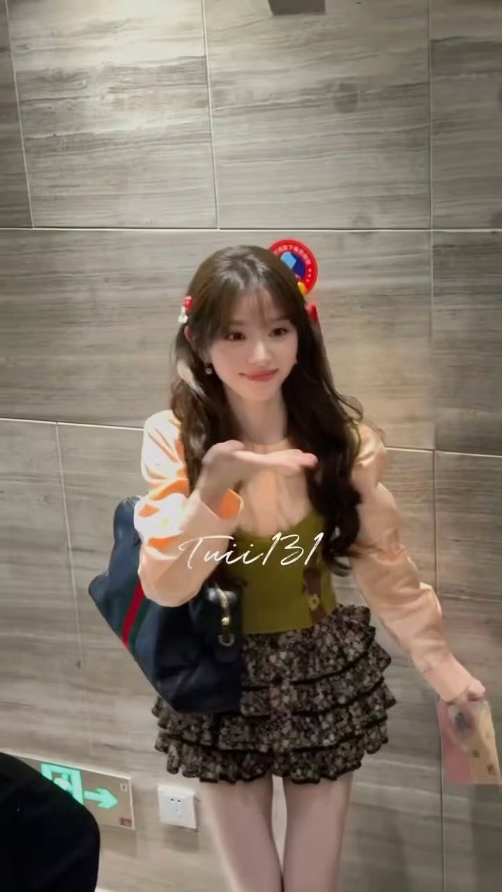 田曦薇天才女友追剧团上班路透，一个普通人看到如此美萌的小女孩想必是很难招架得住的