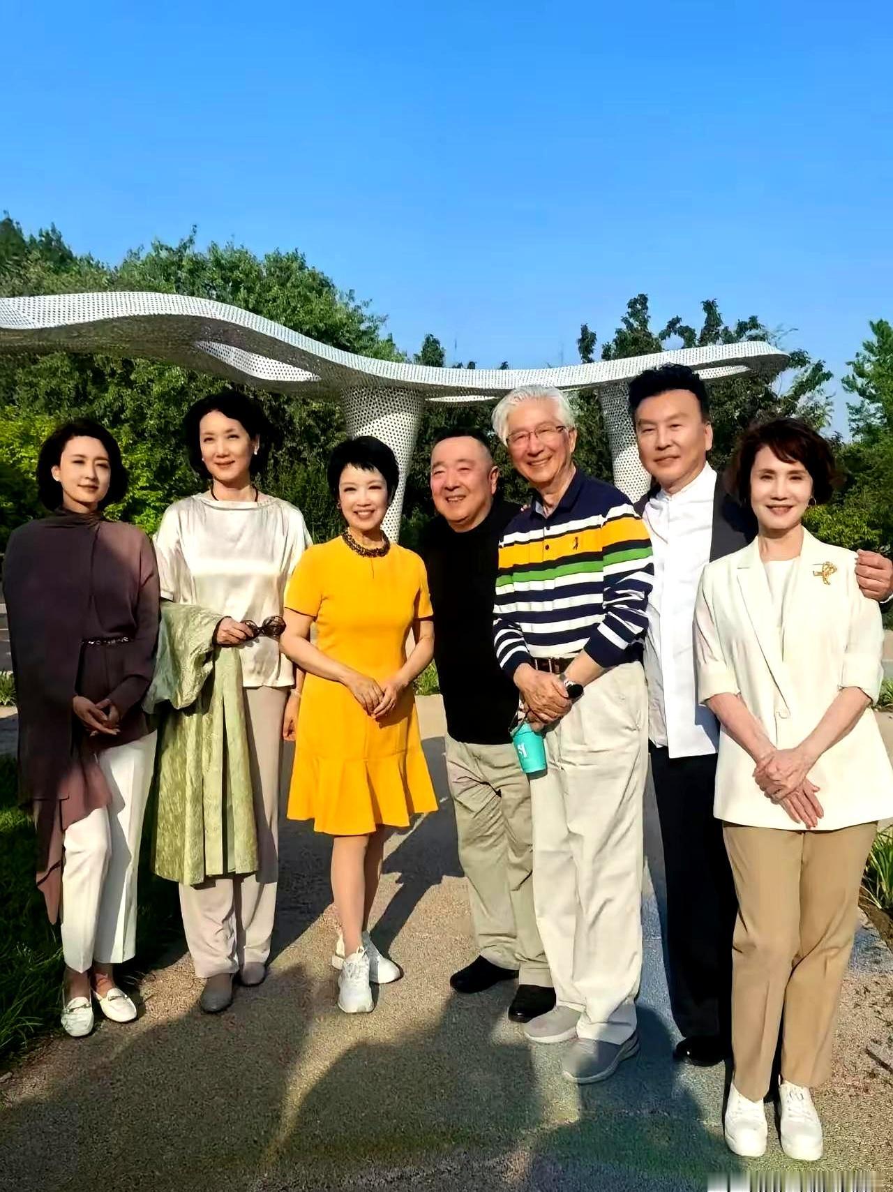 曾经天天准时在电视机前陪咱们吃晚饭的那些“央视国脸”，如今咋都大变样了？
看到最