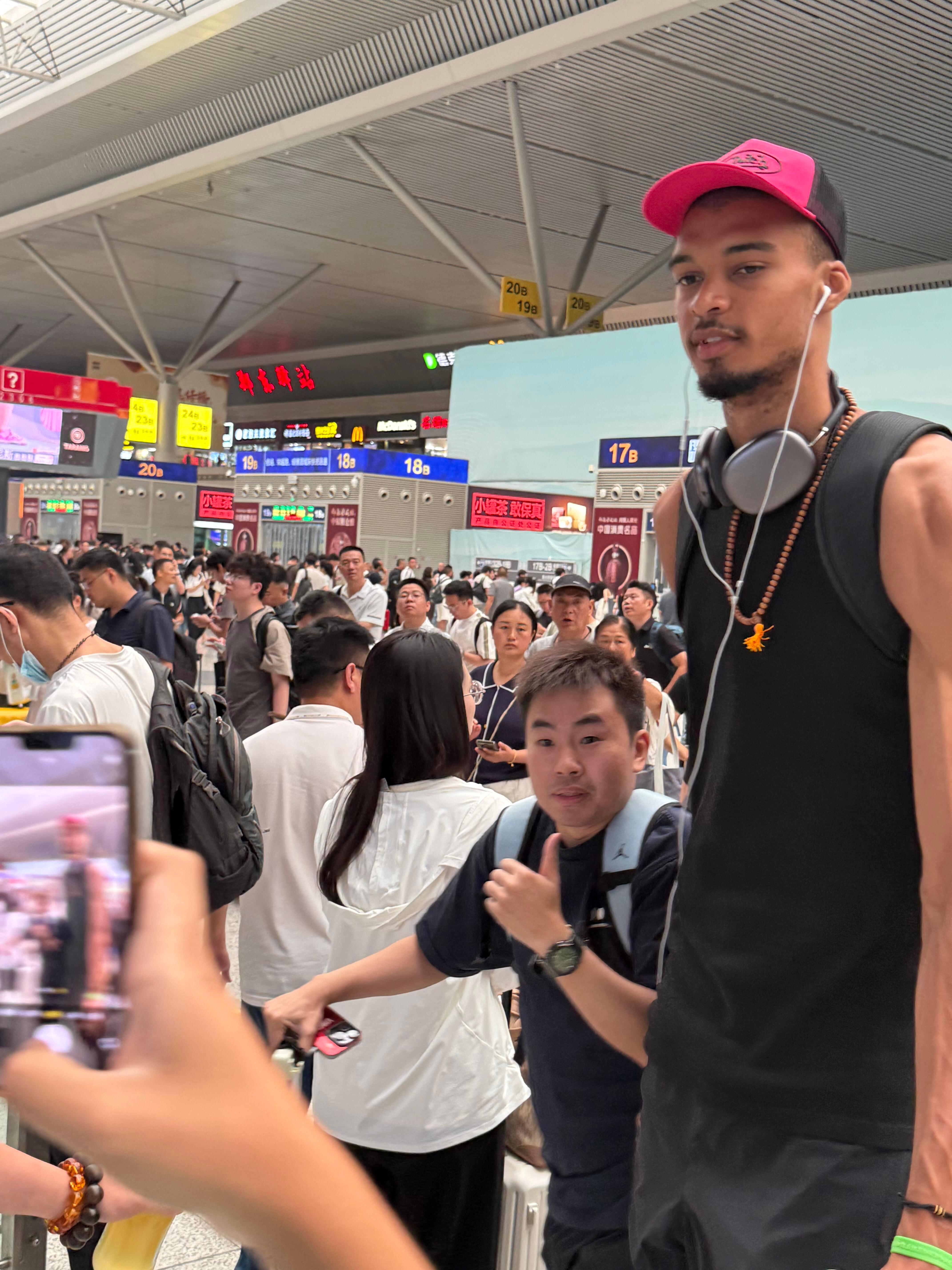 文班亚马少林寺学成出山，在高铁站被偶遇 ​​​