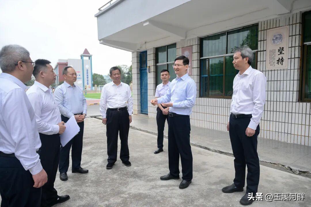 我很好奇这群人为什么都统一穿着白衬衣、黑西裤，难道是事先约好了穿一样的衣服，还是
