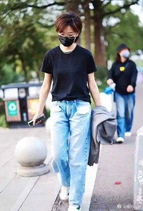 万茜剪短发后好时髦！T恤配牛仔裤，简约清爽。 ​​​
