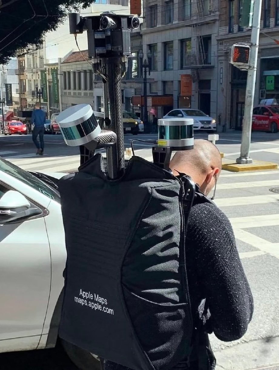 苹果地图的街景采集员，汽车跑不了的地方只能靠双腿走了