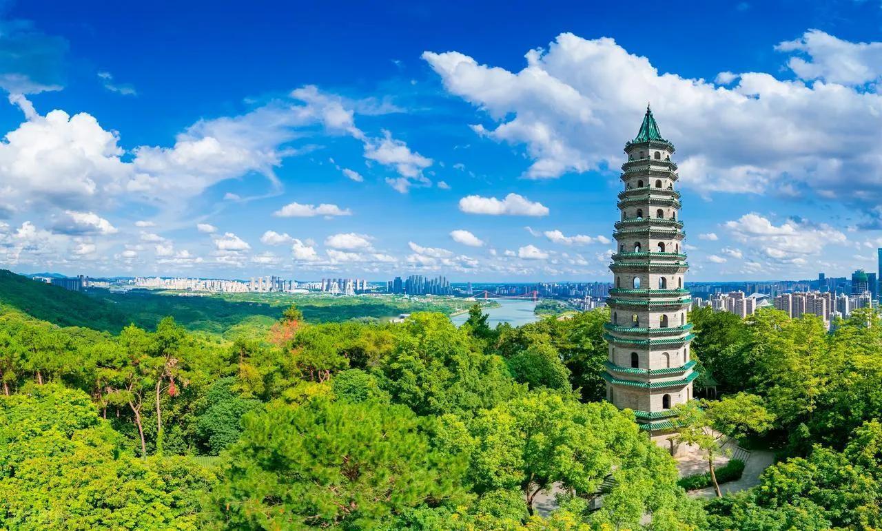 南宁是一座旅游资源丰富的城市，以下是一些热门景点介绍：
 
- 青秀山风景旅游区