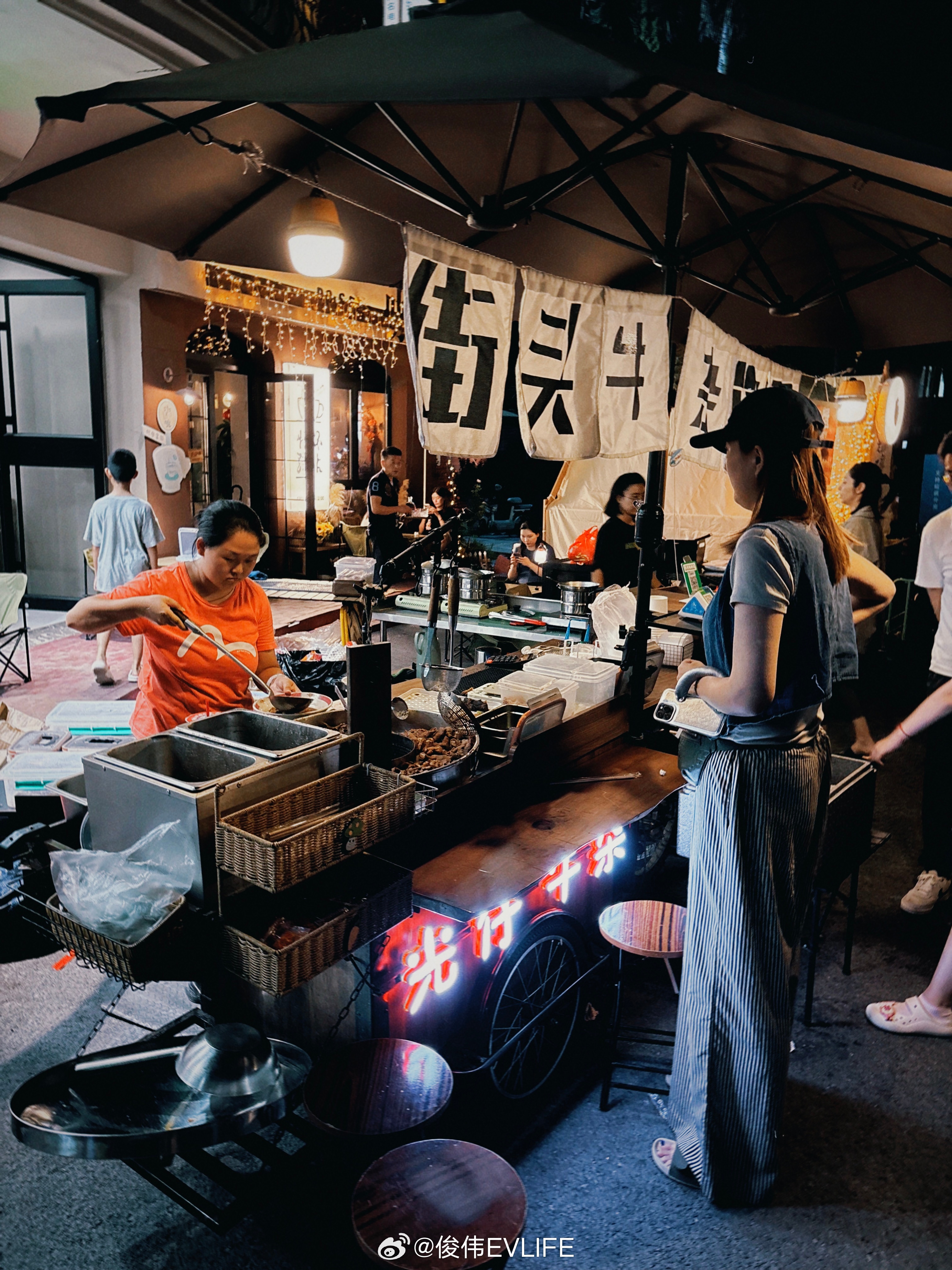 出去吃个宵夜，回家时候发现车子启动不了，一看问题代码应该是小电瓶没电，恰好对面有