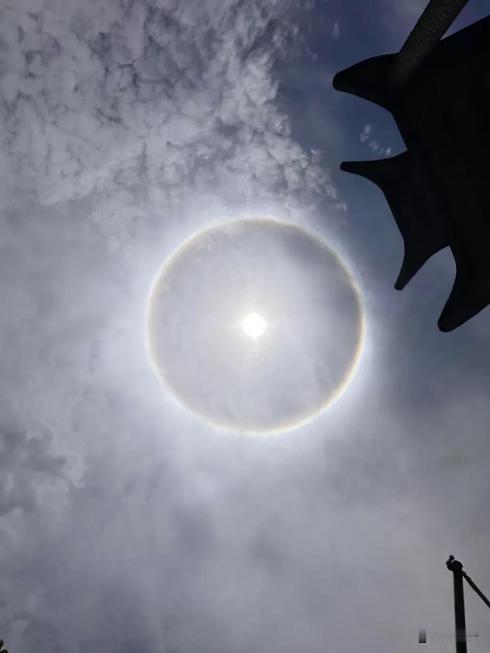 今天西安的太阳，是不是有点别样的感觉呢？（图自网友）