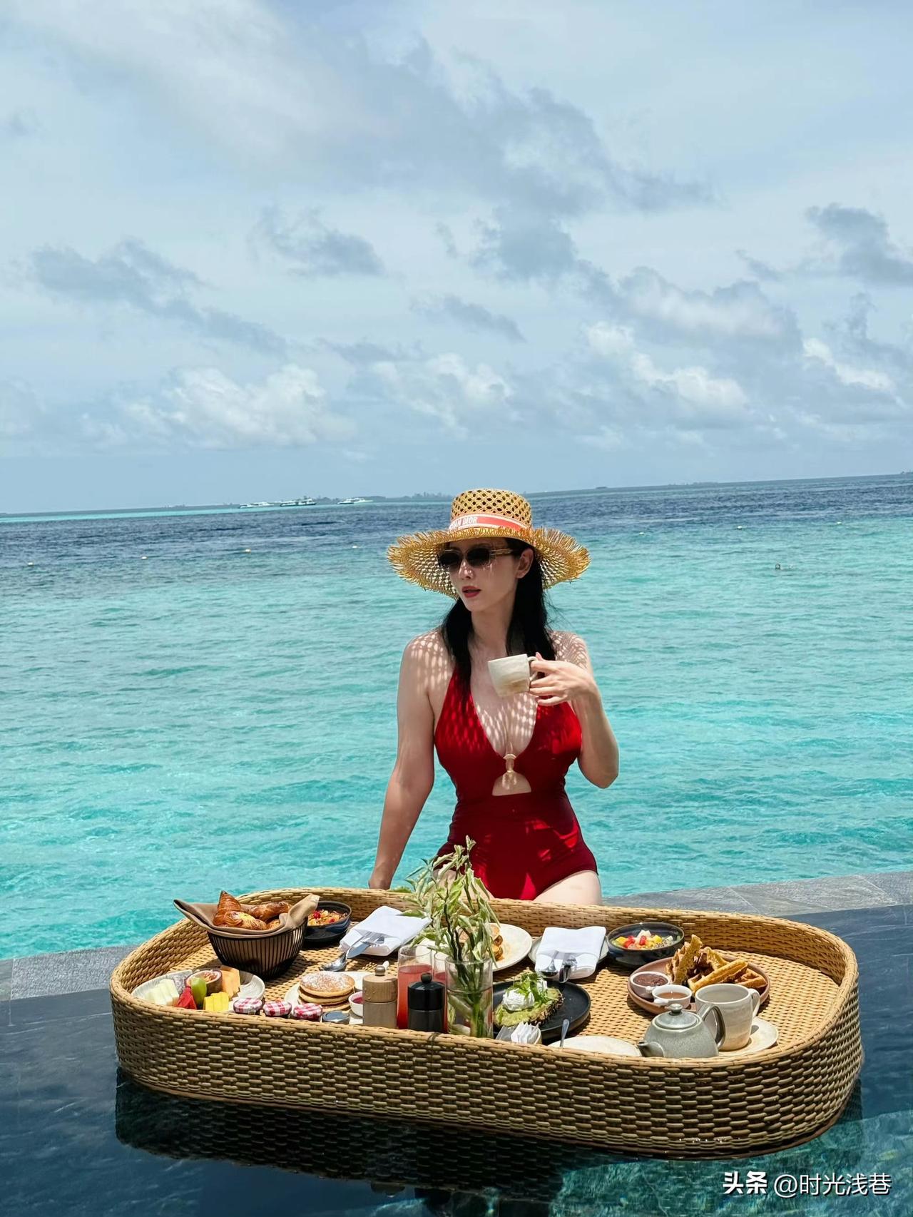 这位在海边度假吃美食的美女姐姐大家面熟吗？相信你就算不知道她的名字，但一定看过她