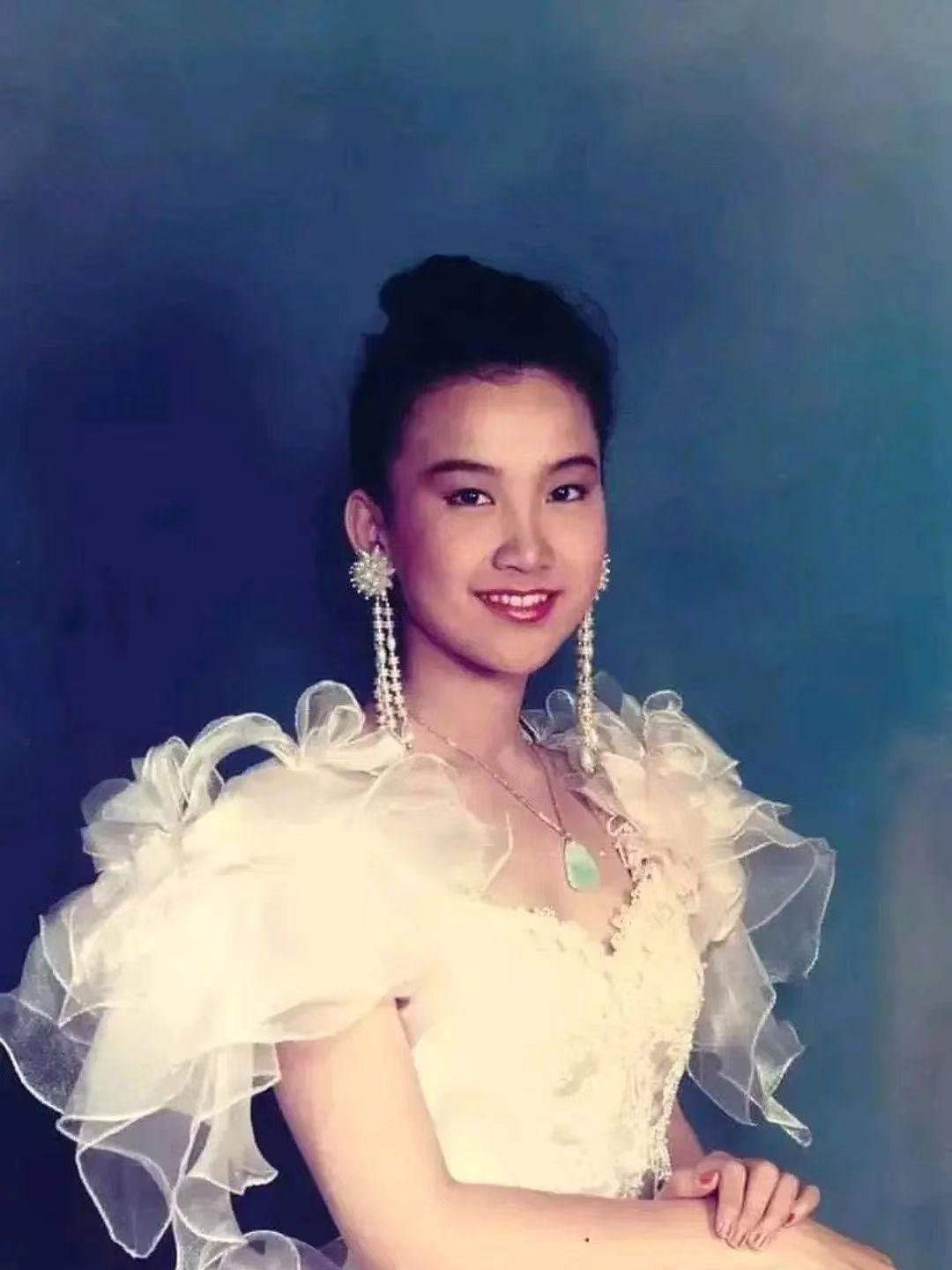 1992年，美国旧金山，17岁的李玟拍下了这张青春洋溢活力四射的照片。

此时的
