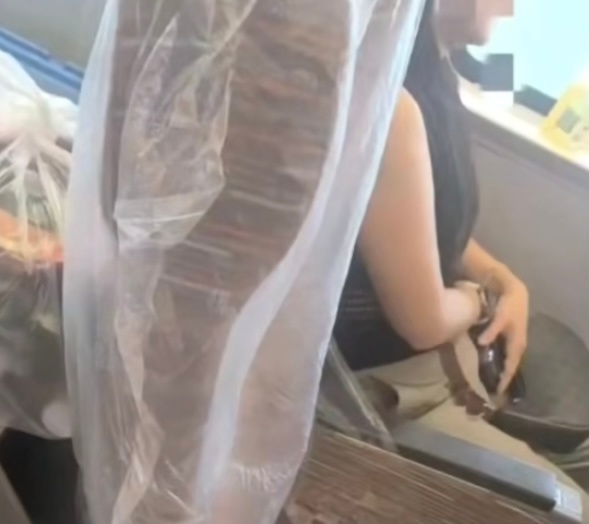 高铁上遇到个特别爱干净的女人，旁边人本来没在意，看到她这样都忍不住多看两眼 ​​