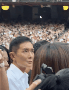 刘冲看汪苏泷演唱会刘冲来看汪苏泷演唱会了刘冲来看汪苏泷演唱会了，白天还准备了花篮