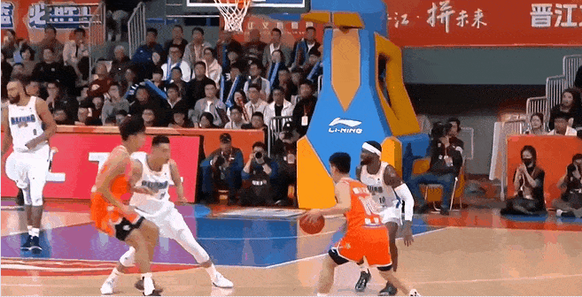 CBA半场战报：福建47-57落后北京北汽 皮特森22分独木难支 麦基秀运球造犯