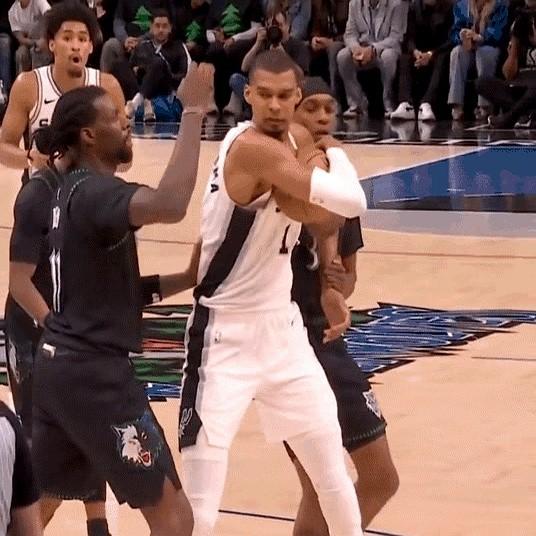 NBA季后赛，真是什么剧本都有。

马刺的文班亚马刚打12分钟就被驱逐，森林狼立