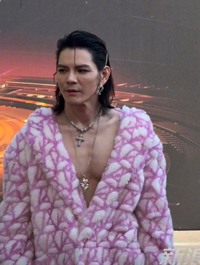 #向佐借向太的衣服# 向佐借向太的衣服穿，这前后双V别太大胆了哈哈哈 #向佐前后