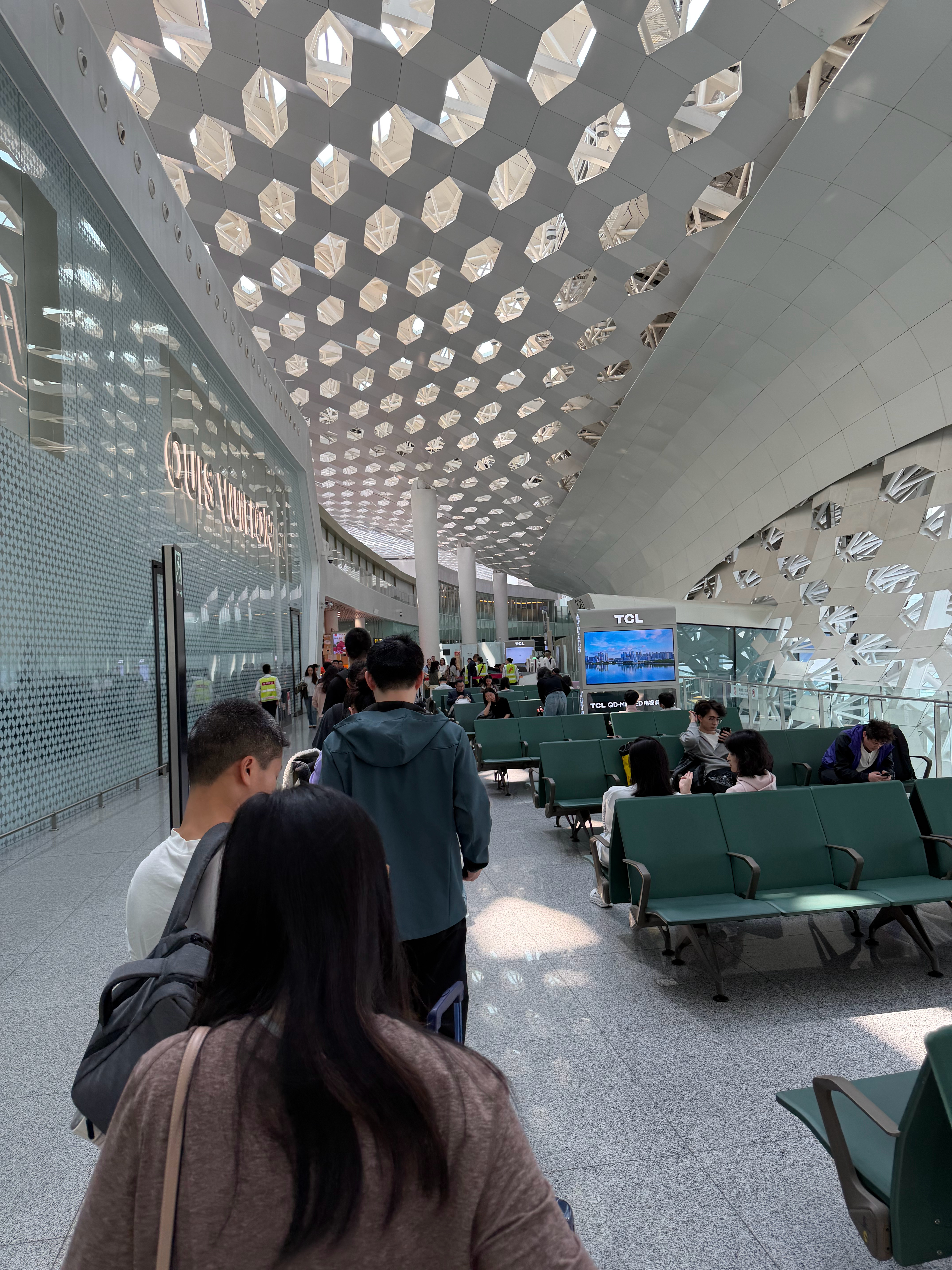 北京冷吗，我没有带秋裤今晚上7点，新一代小米SU7发布会 深圳·深圳宝安国际机场