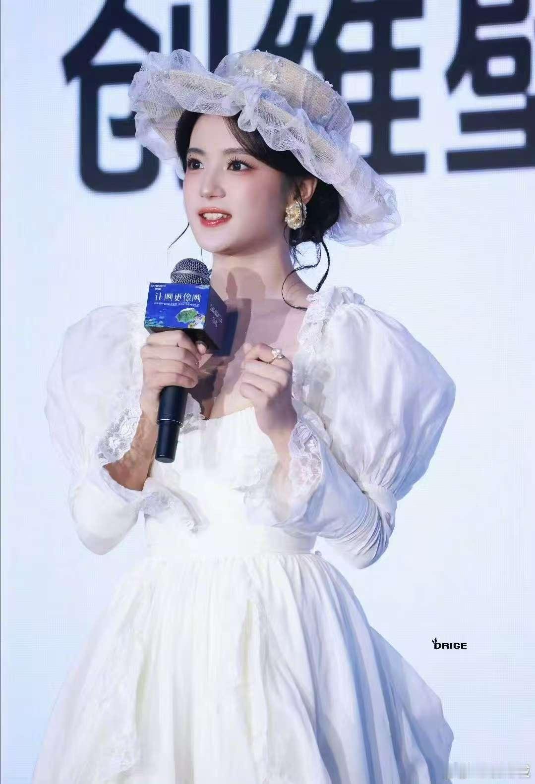 哇哦！看得出张雅钦是真公主张雅钦落跑甜心 今日活动里，张雅钦的美简直无法言喻。华
