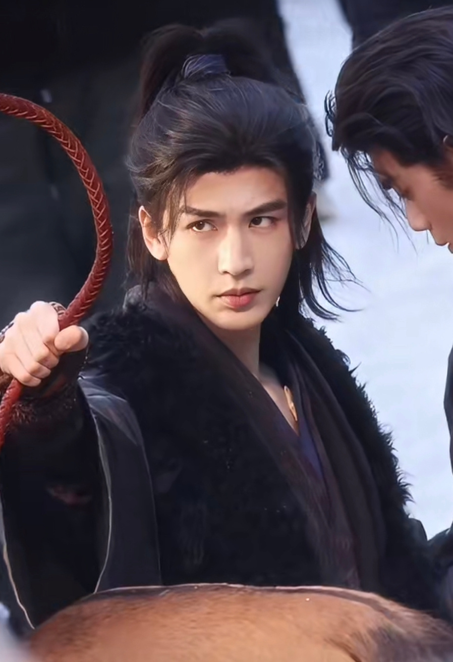 张凌赫《归鸾》萧厉一把将对方拉下马，有的是力气有手段！ 