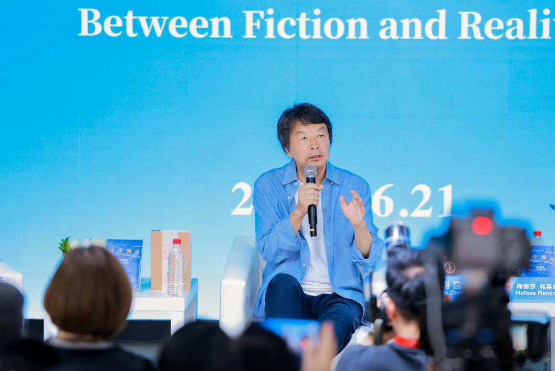 00后班主任帮学生追星刘震云现在的00后班主任也太暖心了！专程跑去现场替大家当面