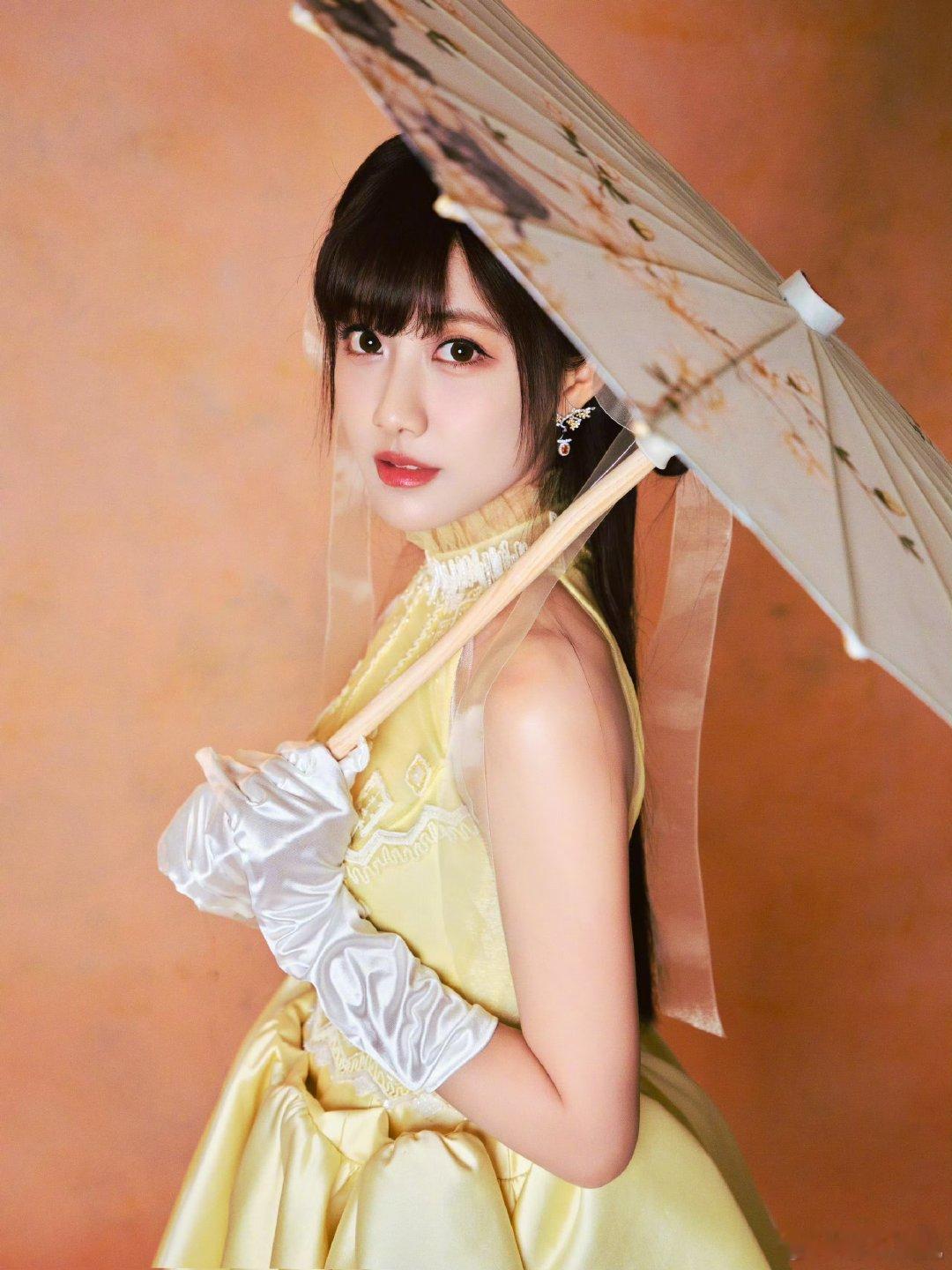 李艺彤中秋夜寄明月元气感拉满当中秋的皎洁月光洒下，李艺彤身着鹅黄色国风裙登上舞台