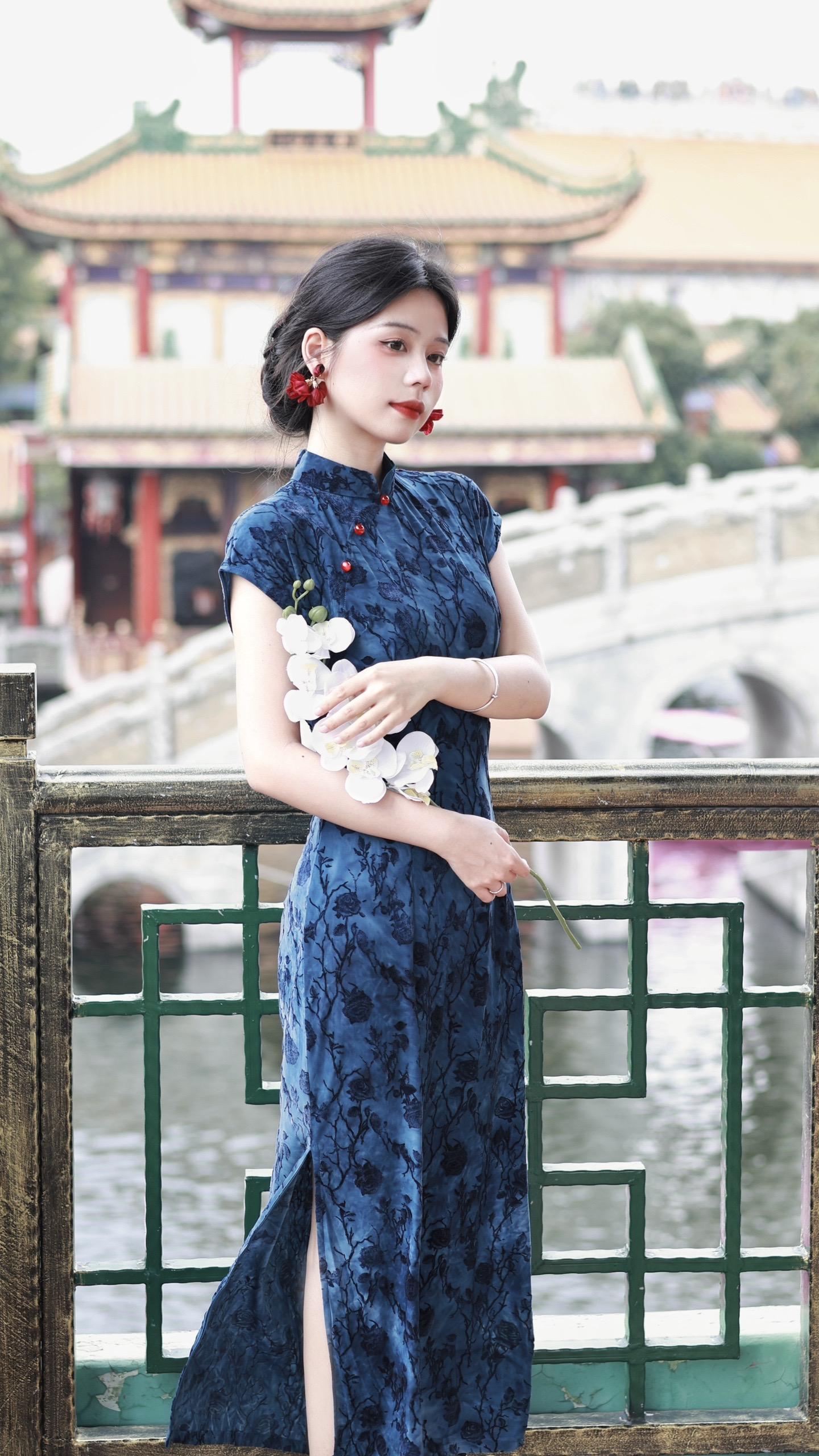 独坐水亭风满袖，世间清景是微凉。