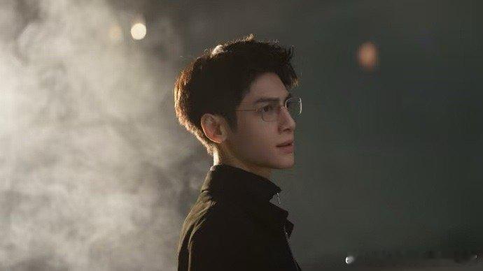 罗云熙让体制内具象化了让罗云熙演齐思哲的简直是甜菜来的吧，罗云熙完全把体制内具像