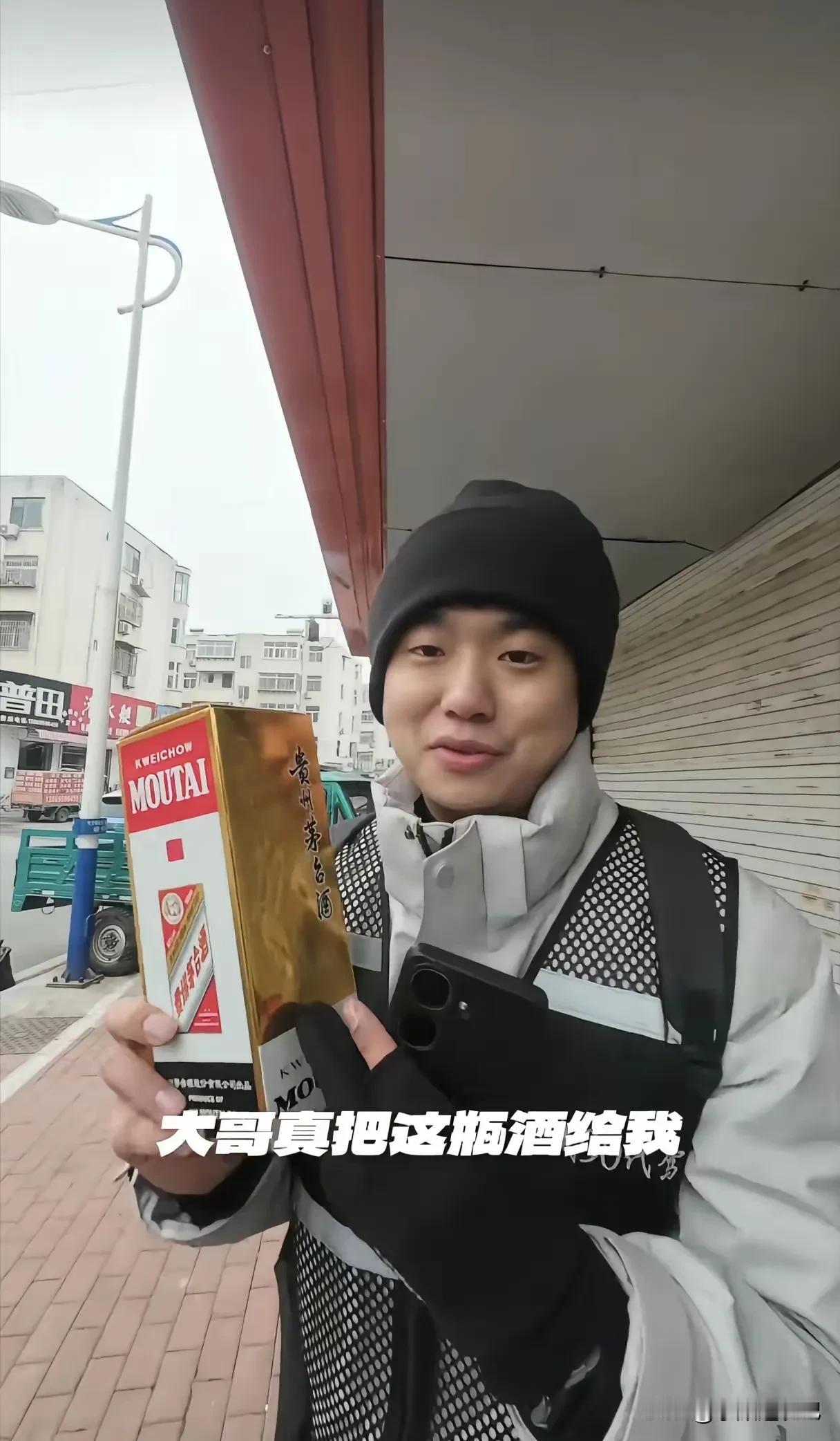 山东大哥就是豪爽！

1月24日晚，一辆轿车停在路边，车主下车后打开后备箱拿出一