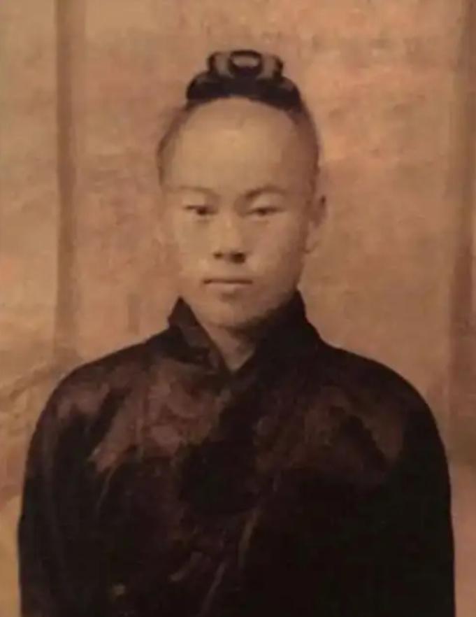 枪托砸下去的那一刻，他还站着。

1938年，威海。日军哨卡前，一个穿道袍的男人