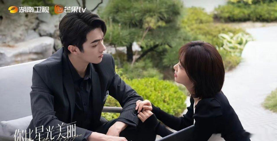 发现一个有意思的事儿那就是谭松韵前同事们成竞争对手了。谭松韵新剧《兰香如故》火爆