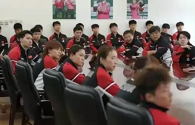 国乒是一天都不让人闲着啊。  

孙颖莎刚在瑞典捧回两座冠军奖杯，今天一早就出现