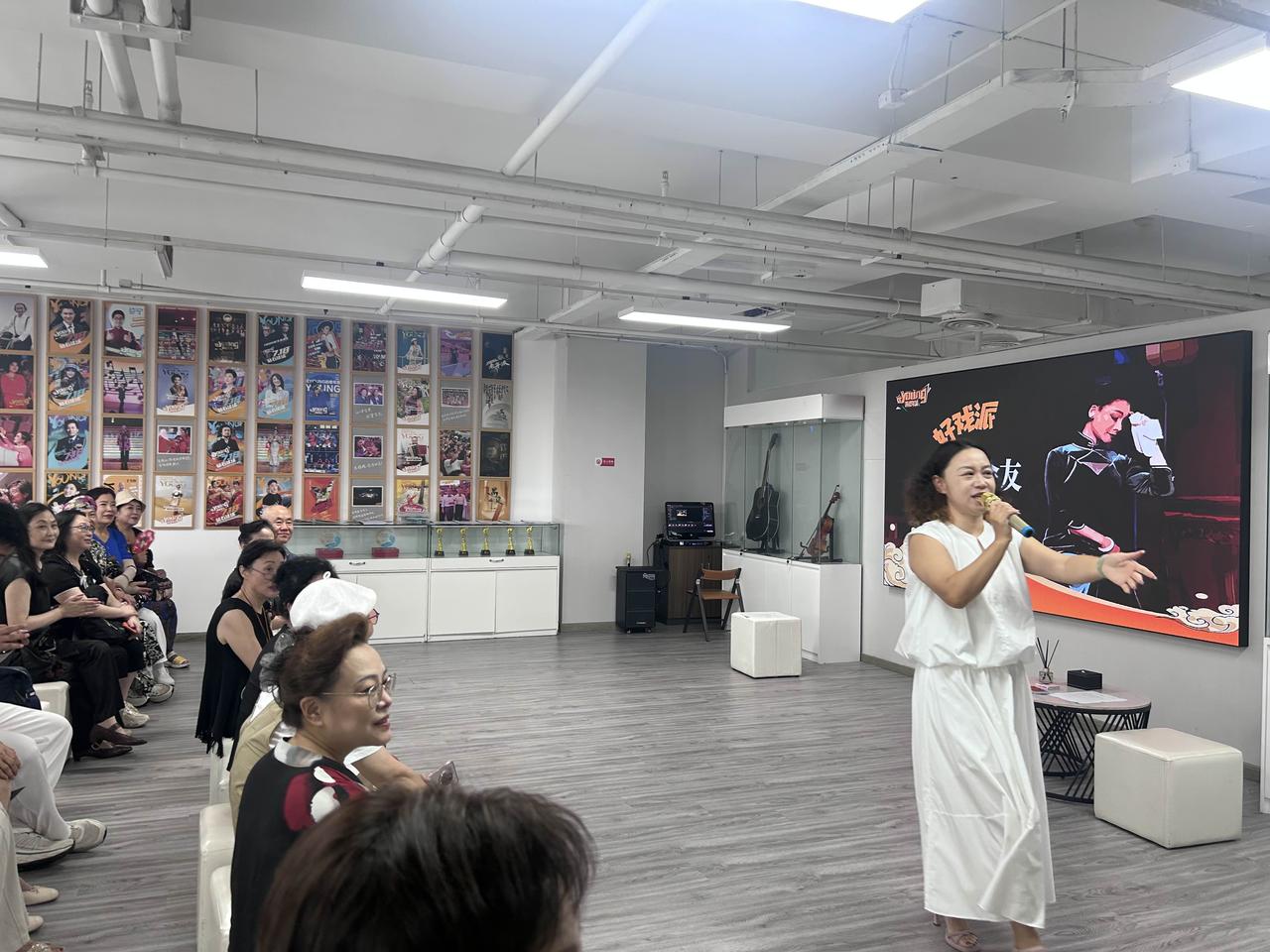8月20日，在银河SOHU购物中心，参加了一场老年业务爱好者的戏剧演出活动。