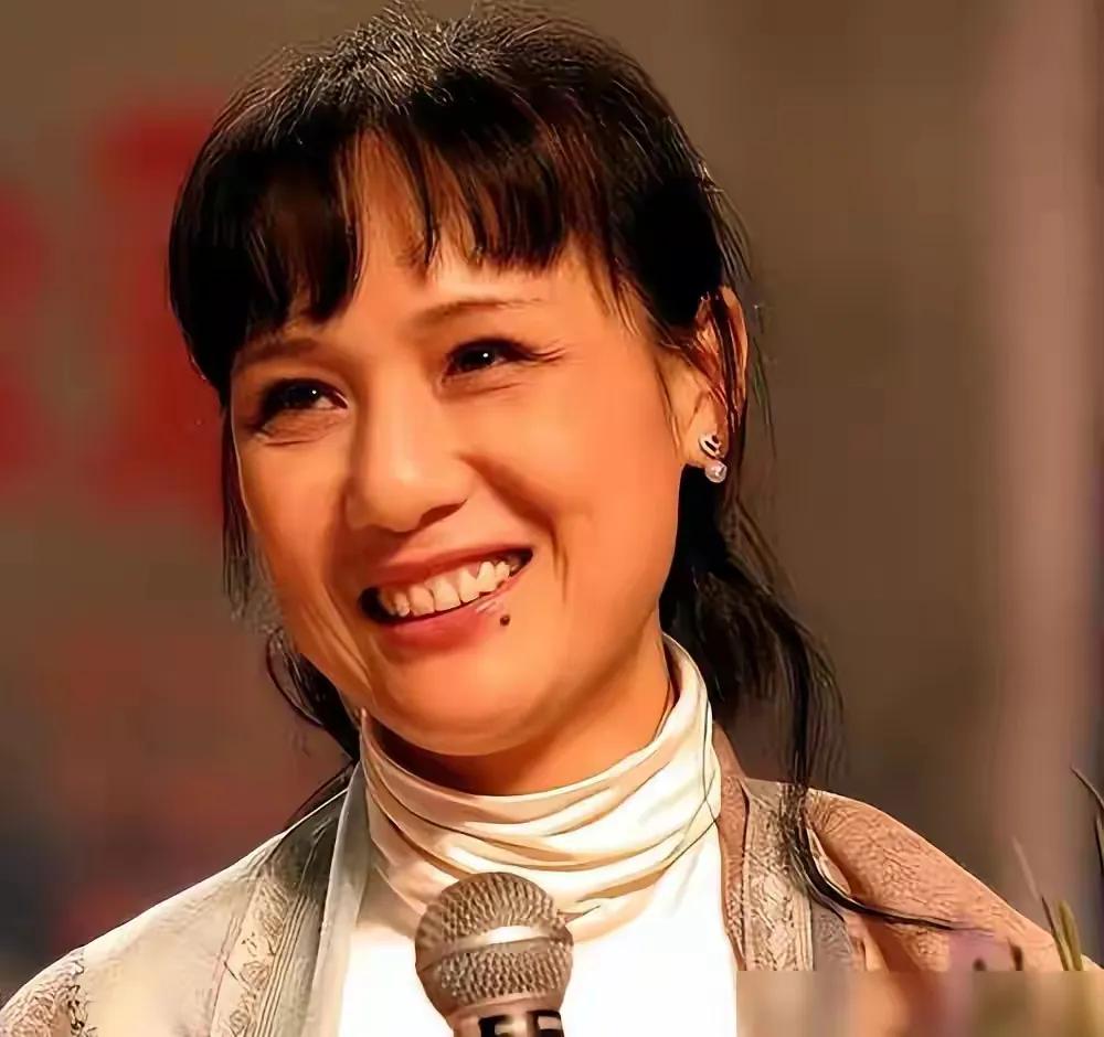 著名演员李建群，一生追求的不是名分是风骨，最终归宿的就是敦煌
很多人认识她，是通