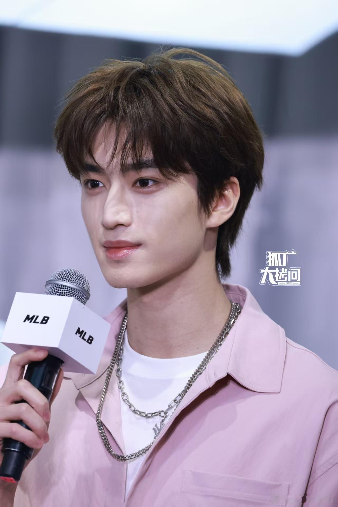 张康乐粤语饭撒 开场就用粤语打招呼，他是懂怎么拿捏广州粉丝的。张康乐说粤语好苏