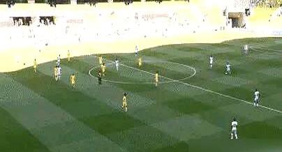 国足门前的“坑”，十年了还没填上。

开场三分钟，颜骏凌站在门线上犹豫了零点几秒