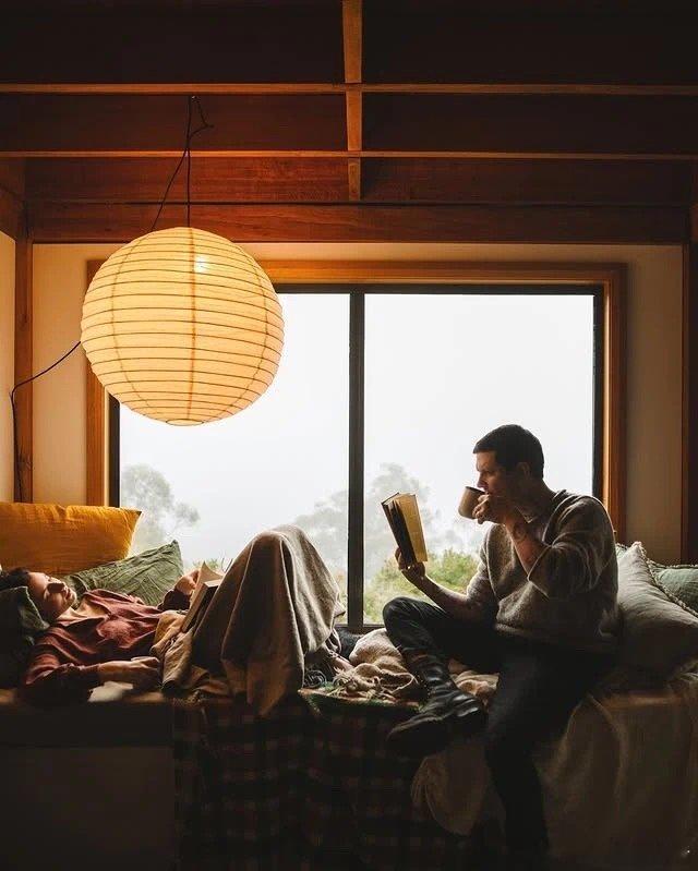 下雨天的清晨，我念伊迪特·索德格朗的诗集昏昏欲睡，你那边刚好飘来咖啡的香气 