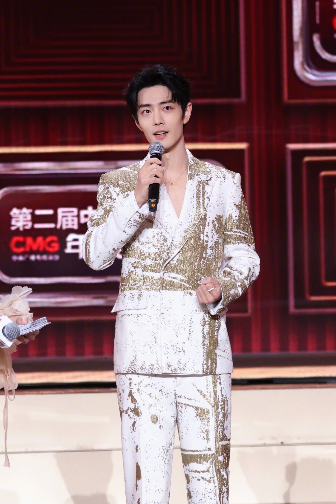 肖战站姐没有为别人举起过相机肖战站姐爱不愚人 最夯的站姐来了，肖战站姐爱不愚人啊