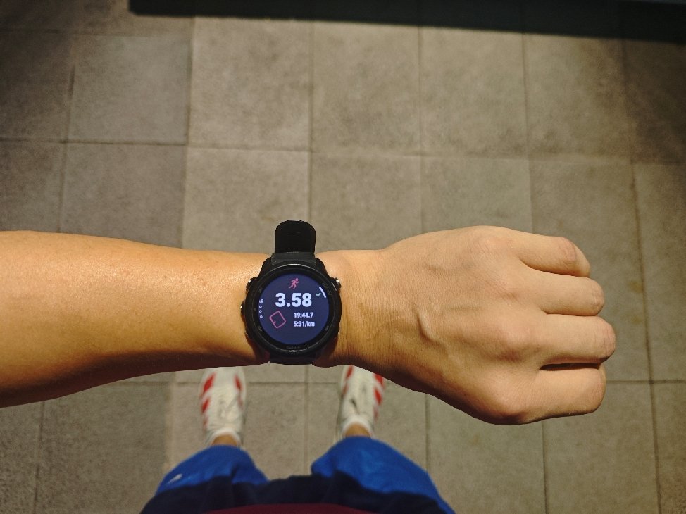 睡前出来溜达两圈；3.5Km，微微出汗，刚刚好；马上适应亚高原坚持运动打卡即刻开