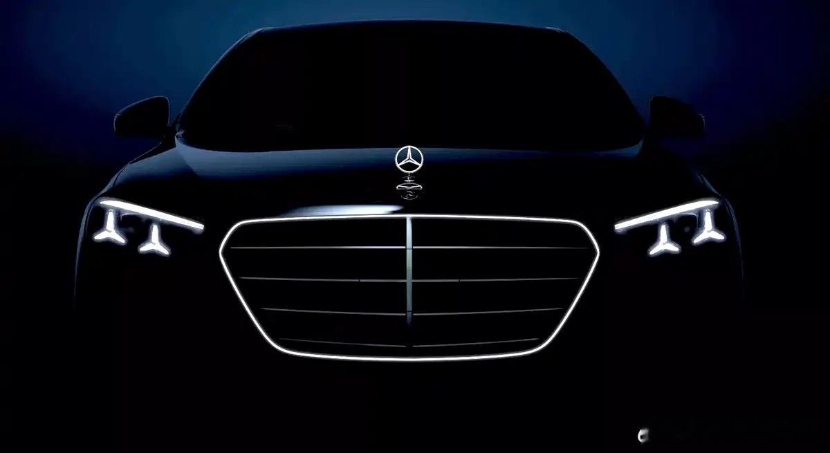 新款奔驰S级预告图 1月21日，奔驰发布了一张新款奔驰S级车型预告图。奔驰CEO