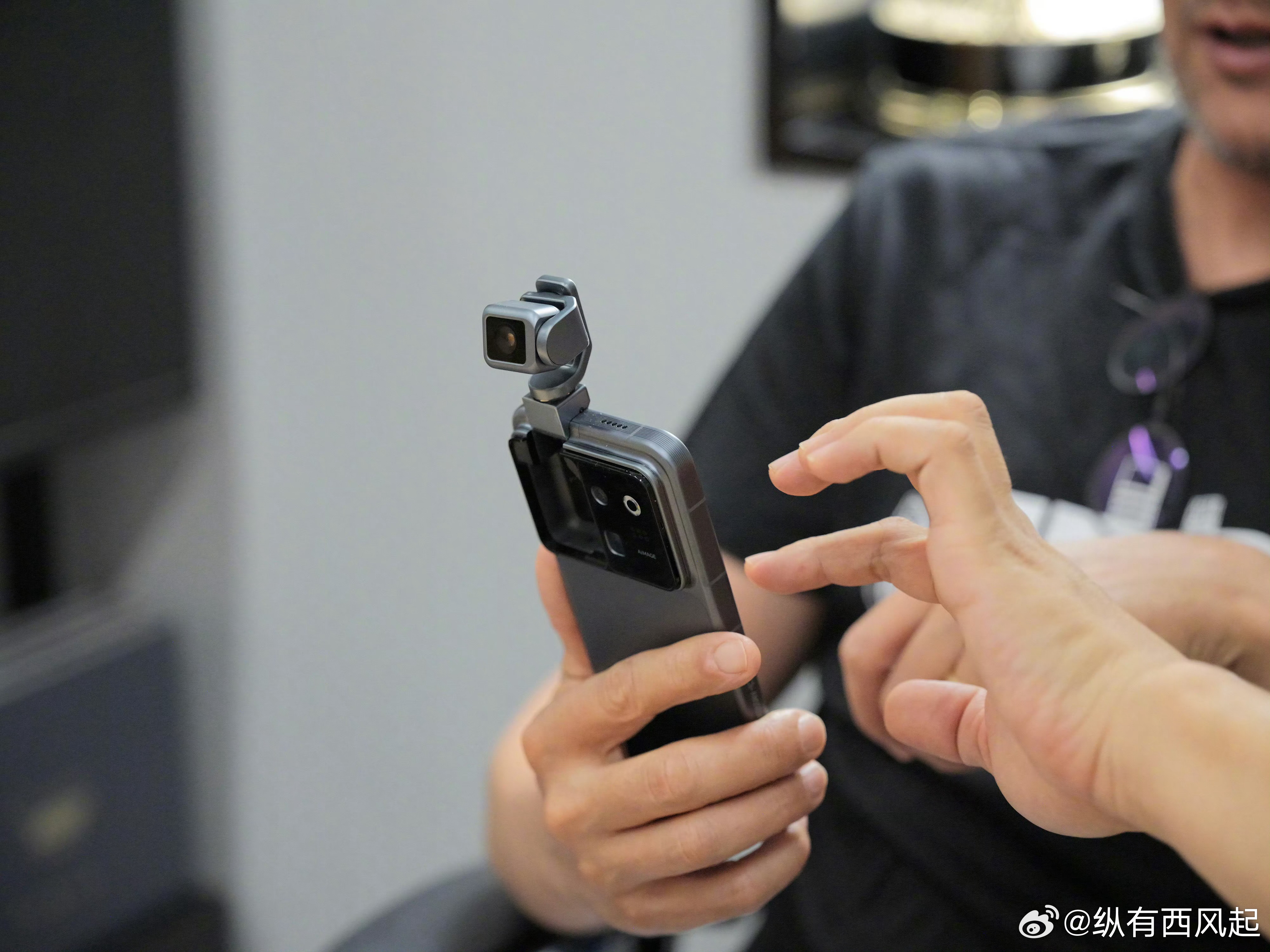 如果荣耀Robot Phone电池真是5500mAh的话，带这么大一个云台机械结