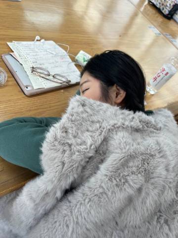 小姐姐能别把图书馆当宿舍睡吗<span class=