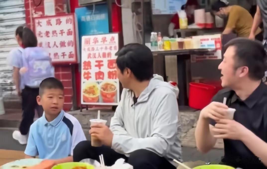 都说看破不说破，可是到了小孩这里就不管用了！
雷军吃个早餐，被一个路过的小姑娘给