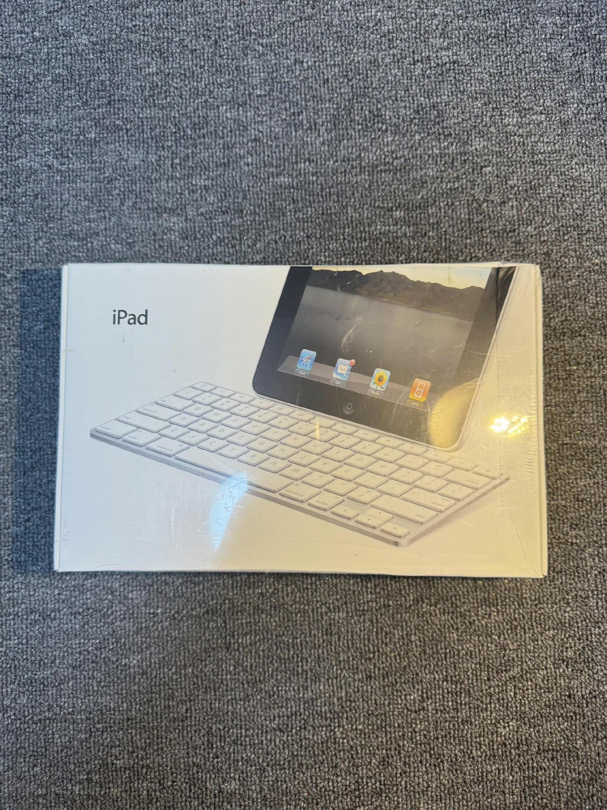 2010年随初代iPad发布的官方键盘底座 