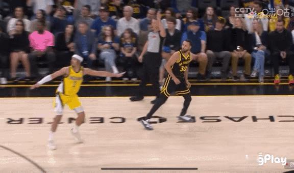 NBA赛场镜头：嘚瑟败人品，咱也不知道是不是真的，但是今天勇士这俩兄弟嘚瑟早了，