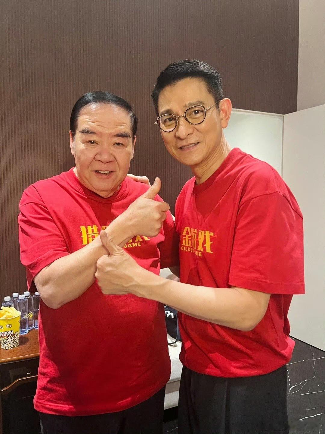 高清镜头下的刘德华长这样，颈纹松弛下垂不再年轻，一看就是老年人！
同框73岁的郑