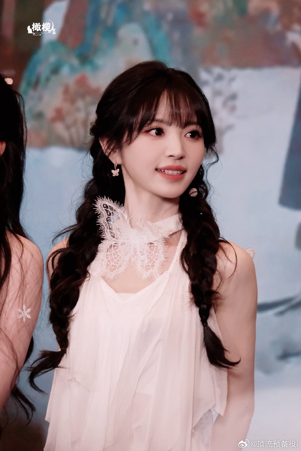 田曦薇昨天《逐玉》追剧团饭拍，如此美萌的小田我一口一个 