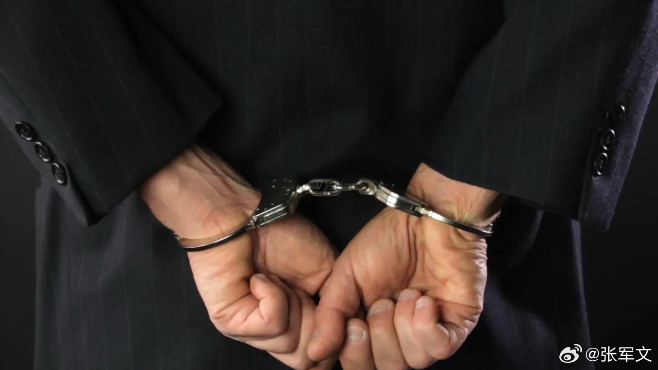 7个人围殴一个司机，最后全被行拘，董事长免职，这代价够沉痛。以前总说“临时工”背