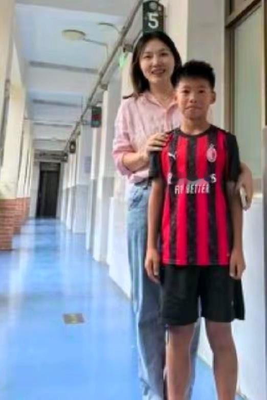 全场都站起来鼓掌啦！
    12岁足球小将孟新艺回学校这一幕，把无数网友都看哭