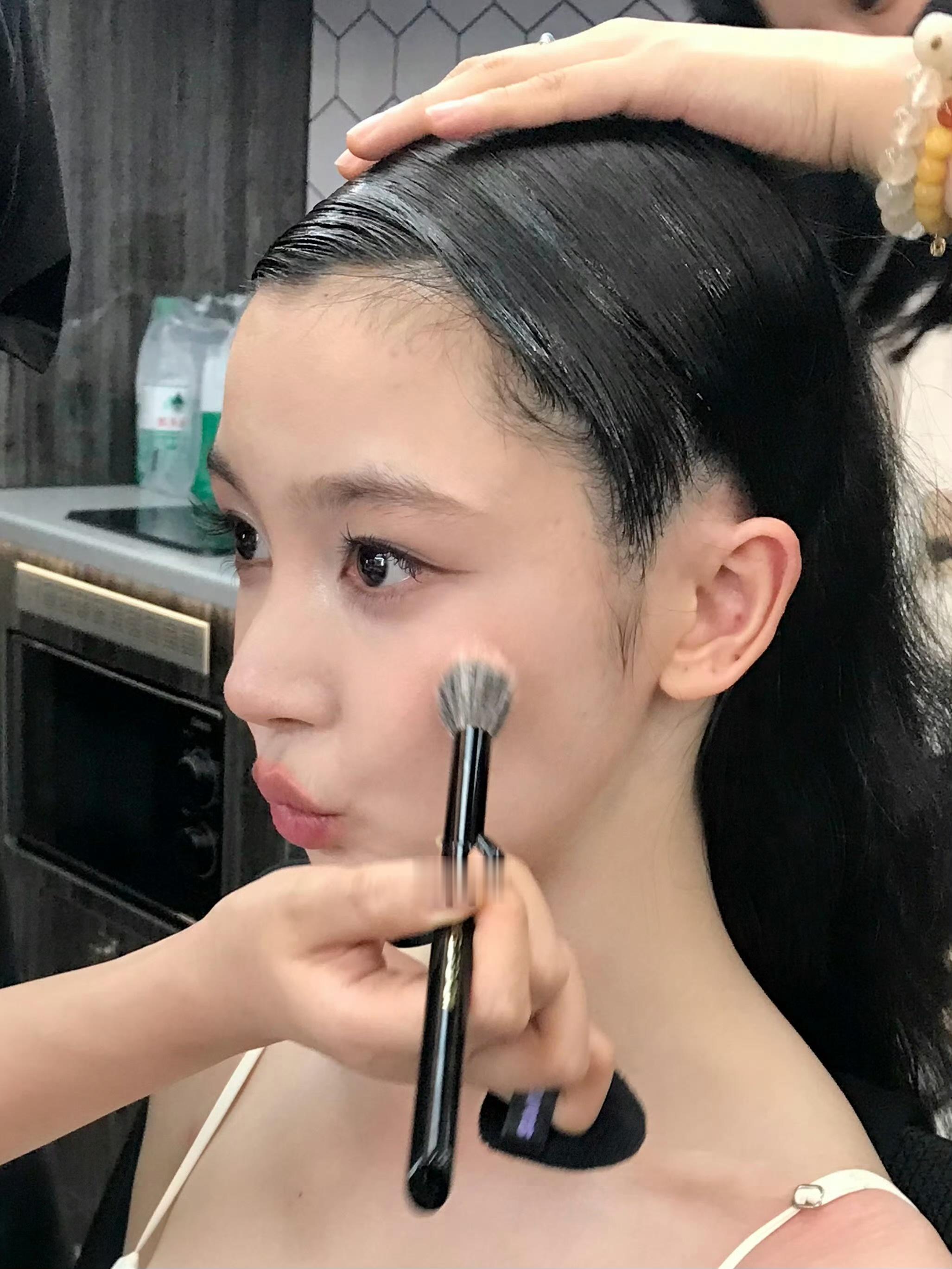 咪的天 易梦玲好美的额头….