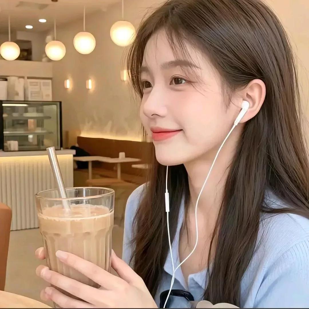 在咖啡馆享受悠闲时光，一边喝奶茶一边听音乐。甜系下午茶 休闲下午茶 秋日里的咖啡